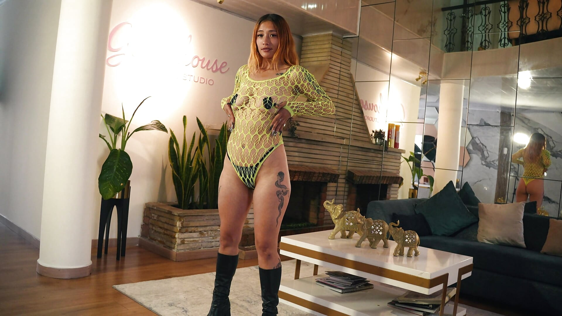 As liminous yard as fire FOLLOW ME for MORE 🥵 - video ZoeTaylorl kameramallilta