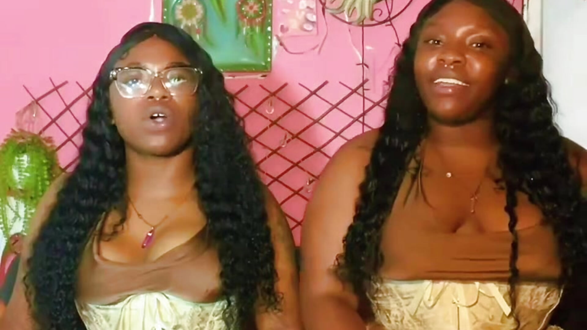 Candy and chayna🏳️‍🌈🇨🇴 - video by suggar_mommy777 cam model
