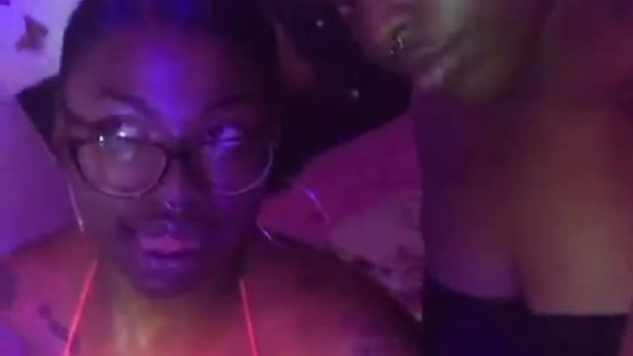 Come play with your two Colombians 🏳️‍🌈❤️ - video av suggar_mommy777 cam model