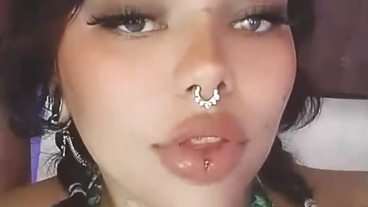 look at me💜💛 - video by scarletth_jhonsom1 cam model