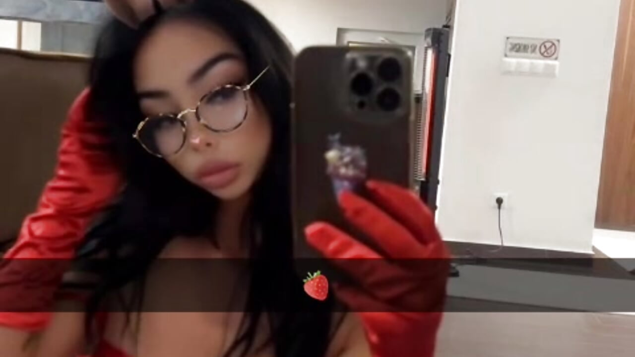 Play with fire, but don’t get burned 🔥 - vídeo de CoralsnakeX modelo de câmara