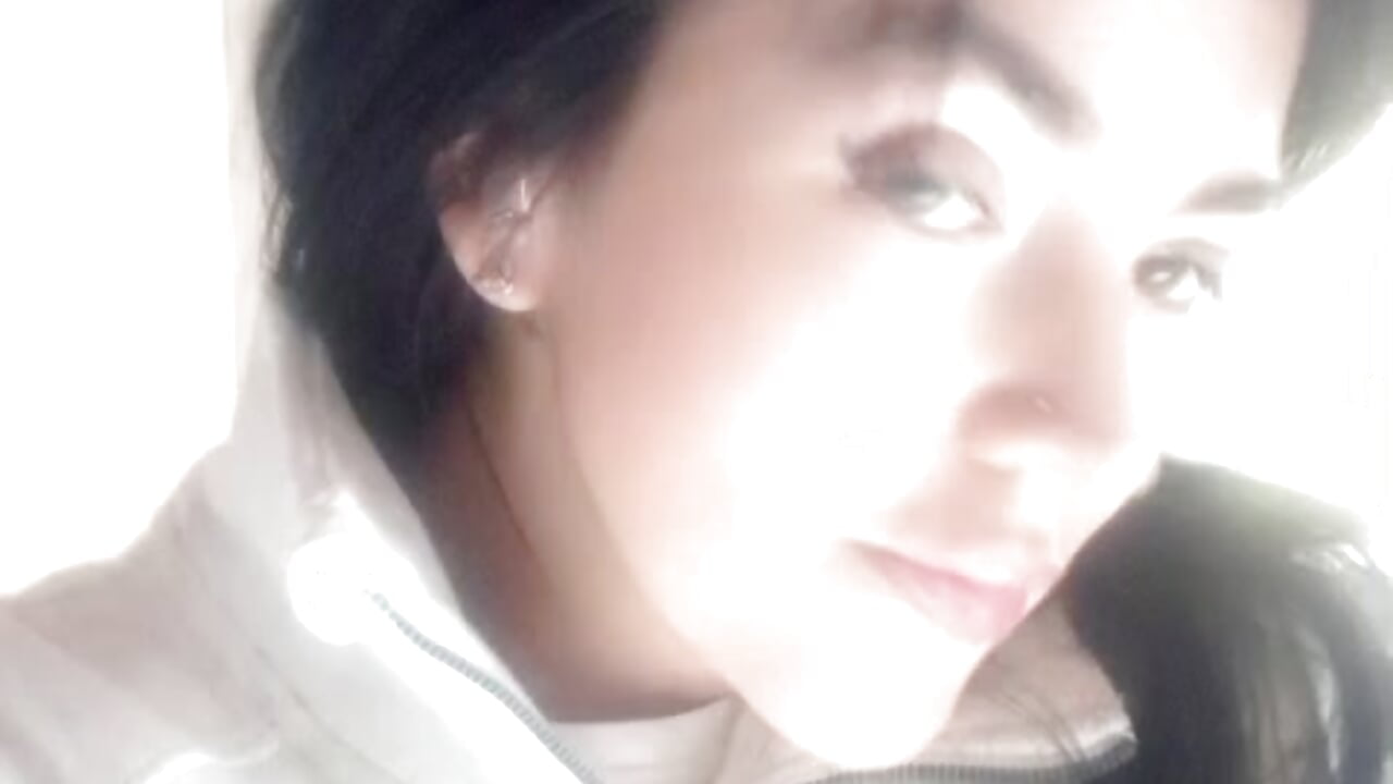 Hello – video modela na kameri Abe_Phone