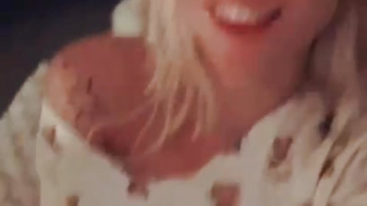 wanna be in my bed? - video av EllaCharm_ cam model