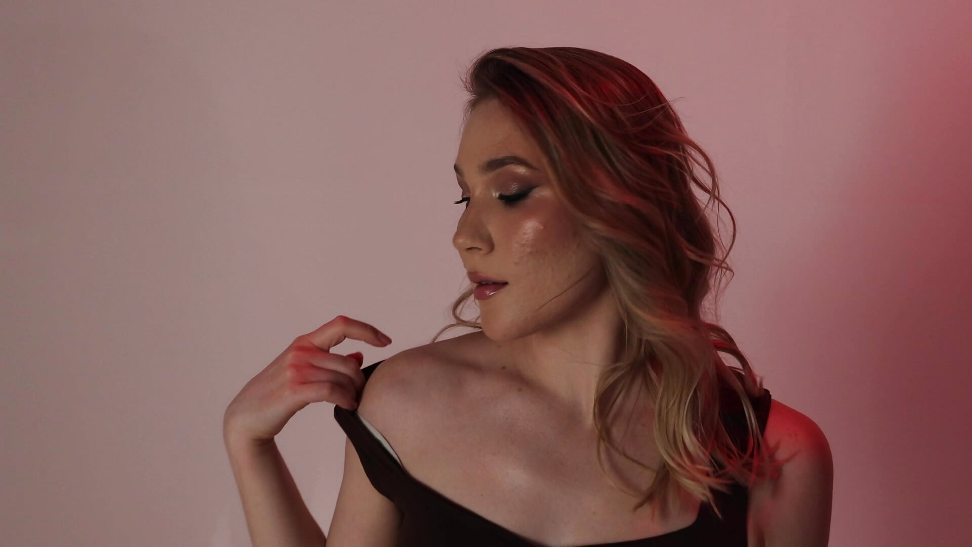 Hot - video di ElaraVoltage modella di cam