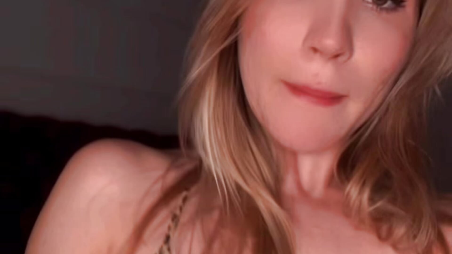 tattoo – video modela na kameri ElaraVoltage