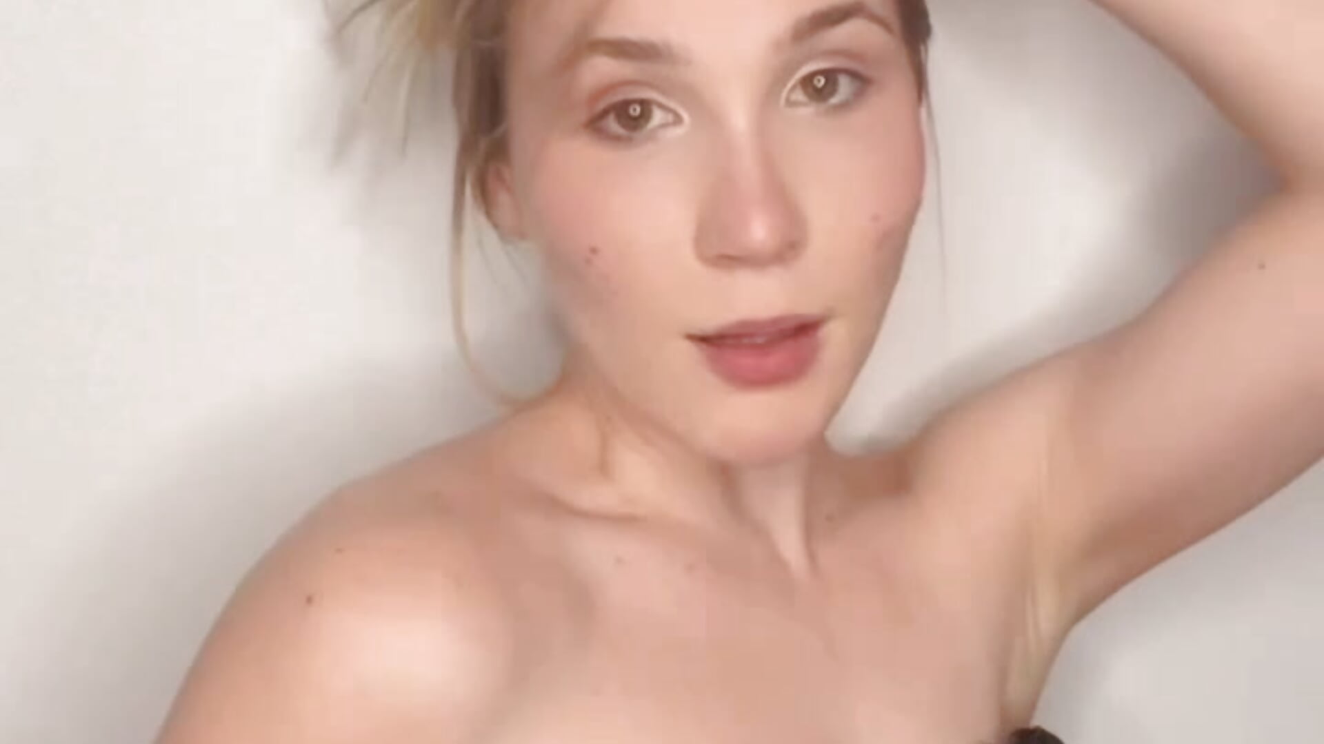 Temptation - video oleh model kamera ElaraVoltage