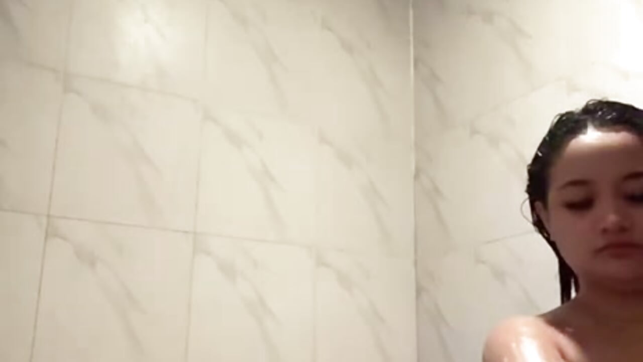 Take a Bath and fingering– lexi_harper kameramodell videója