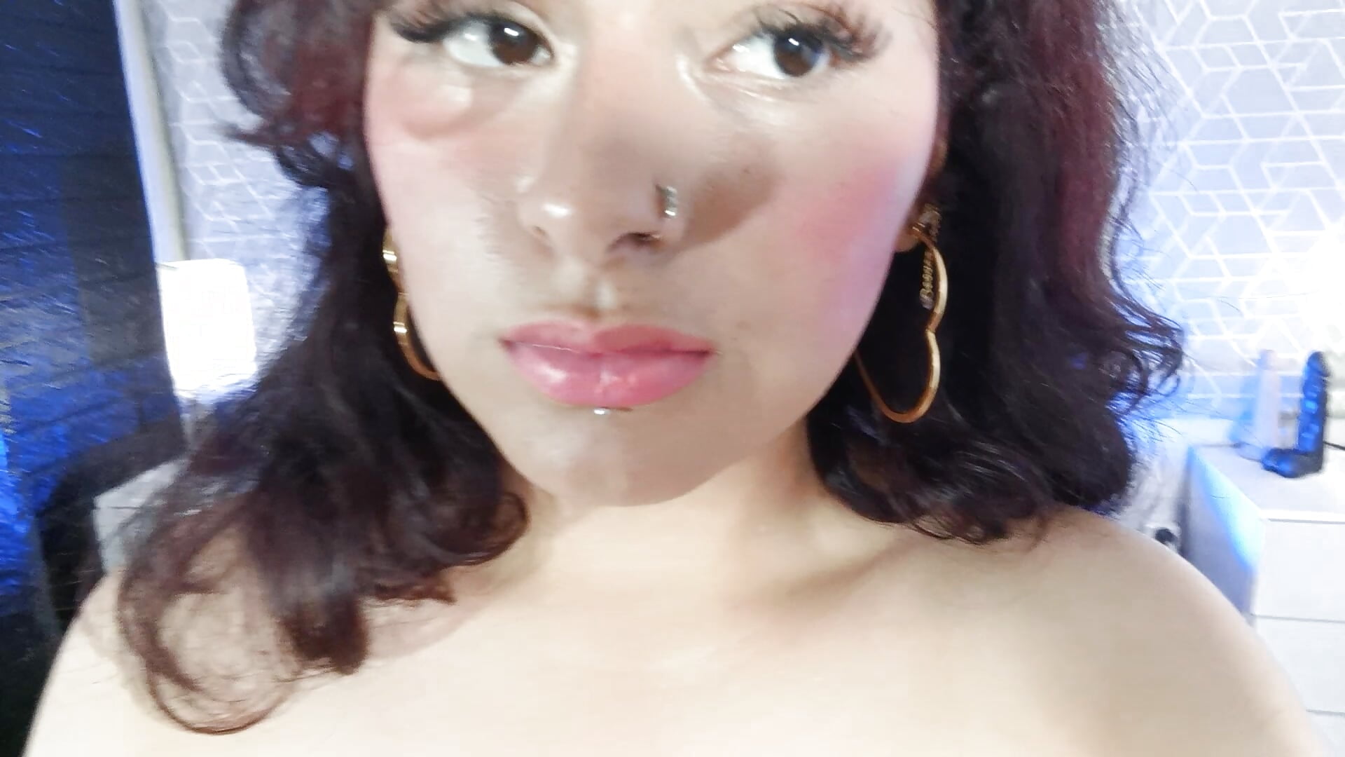 Another piercing, let's go😈 - vidéo du modèle de showcams Sary_LittleSmiles