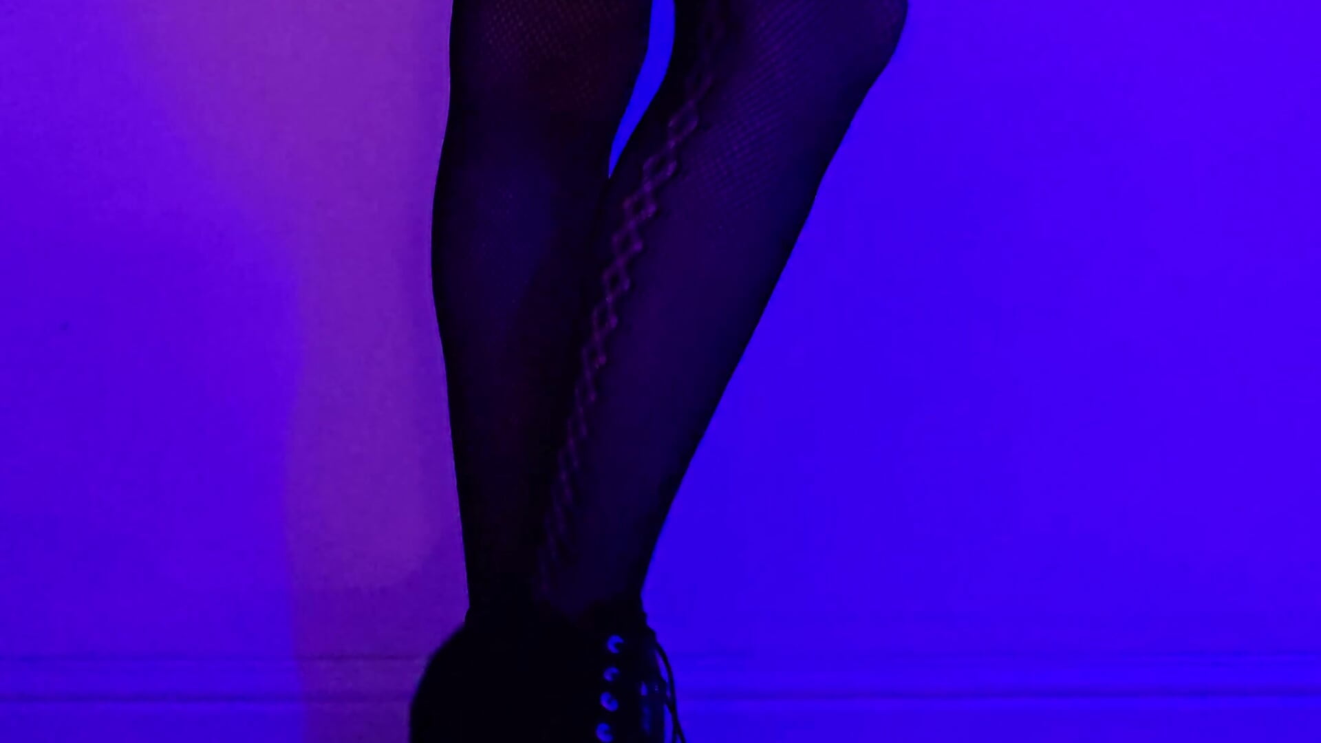 “Sexy legs & heels teaser 👠💜” - UlysseCalypso adlı kamera modelinin videosu