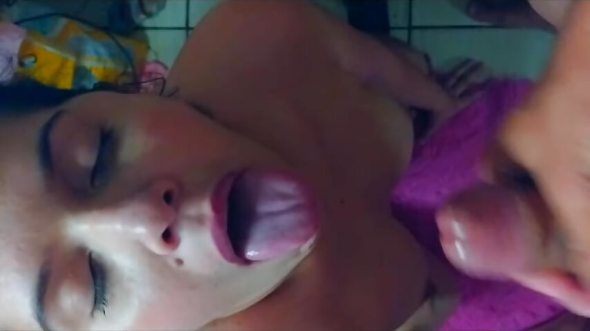 leitinho na cara e na boca.mp4 - video by HannaVelvet332