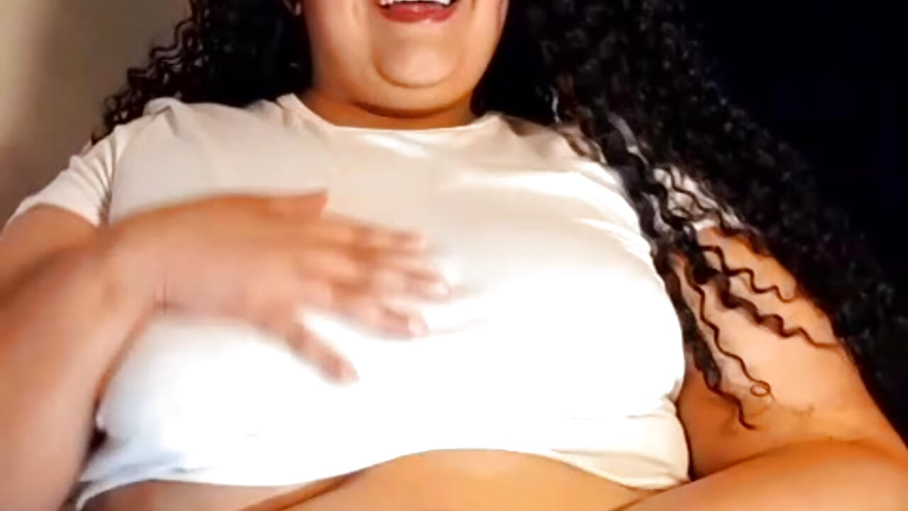 bigbelly hot – video modela na kameri BustyyJuicy_Rs
