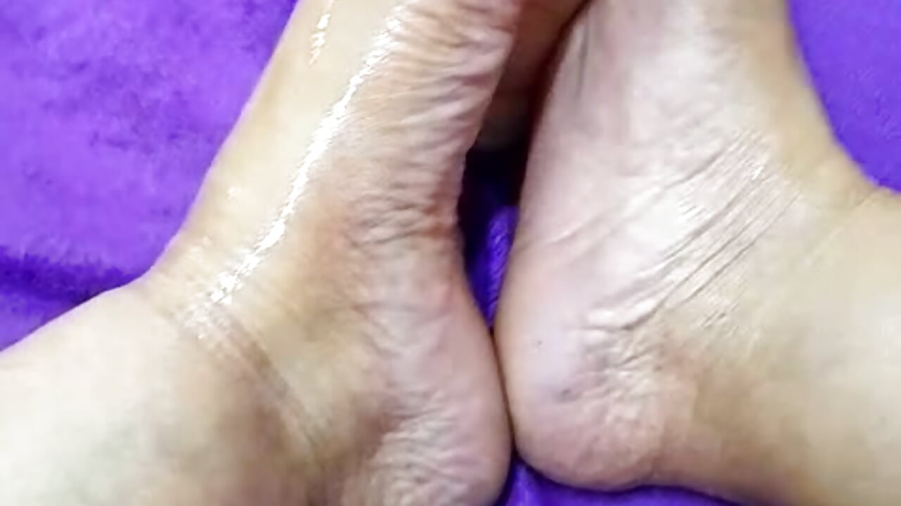 I masturbate your cock with my sexy feet - video di BustyyJuicy_Rs modella di cam