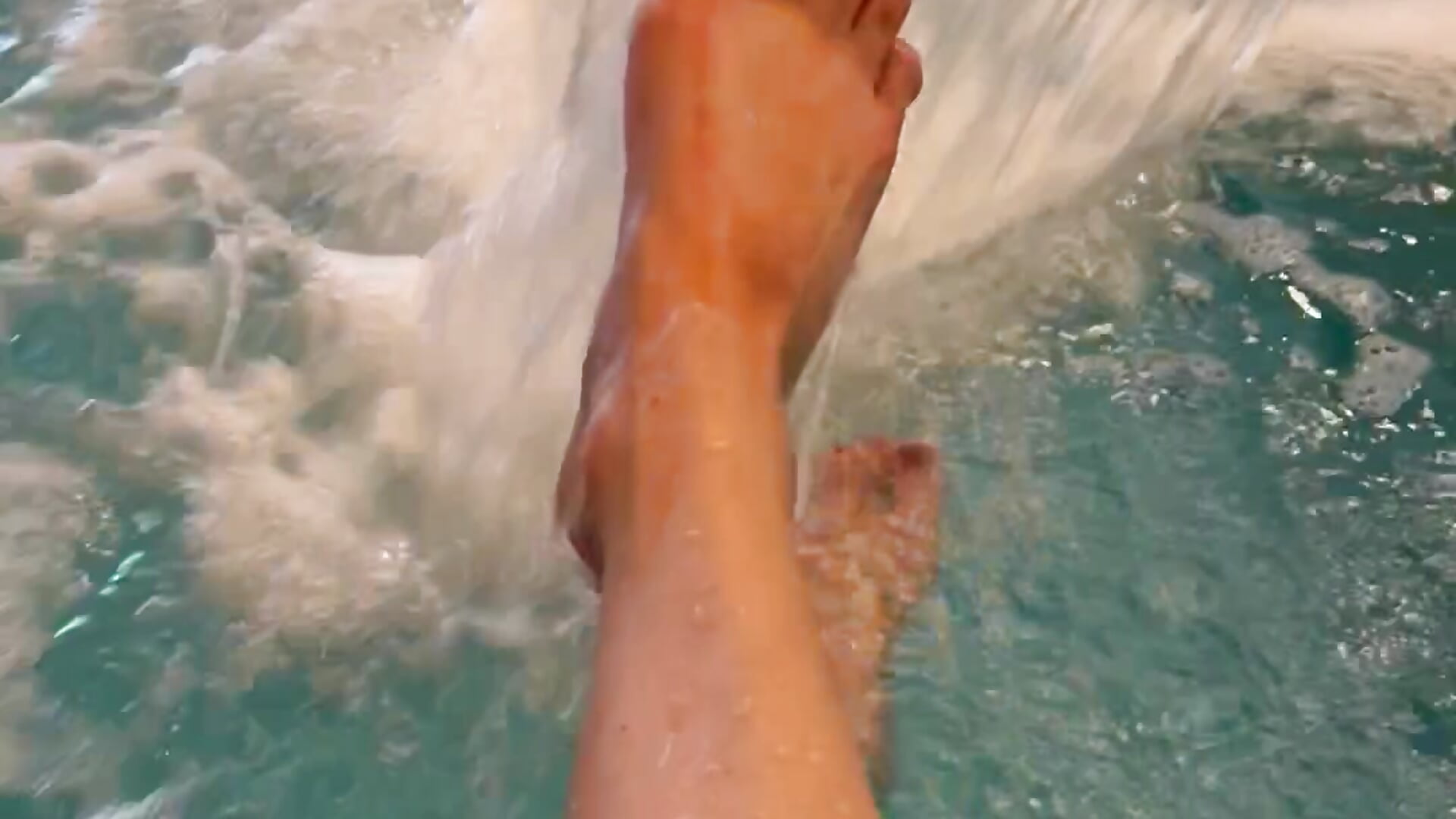 Feet in the pool - vidéo du modèle de showcams Harmoni_Love
