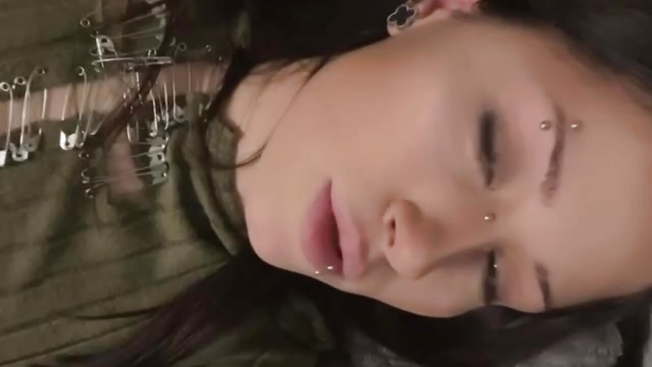 Chiling on the bed 🖤 - video by AnnyLadger cam model