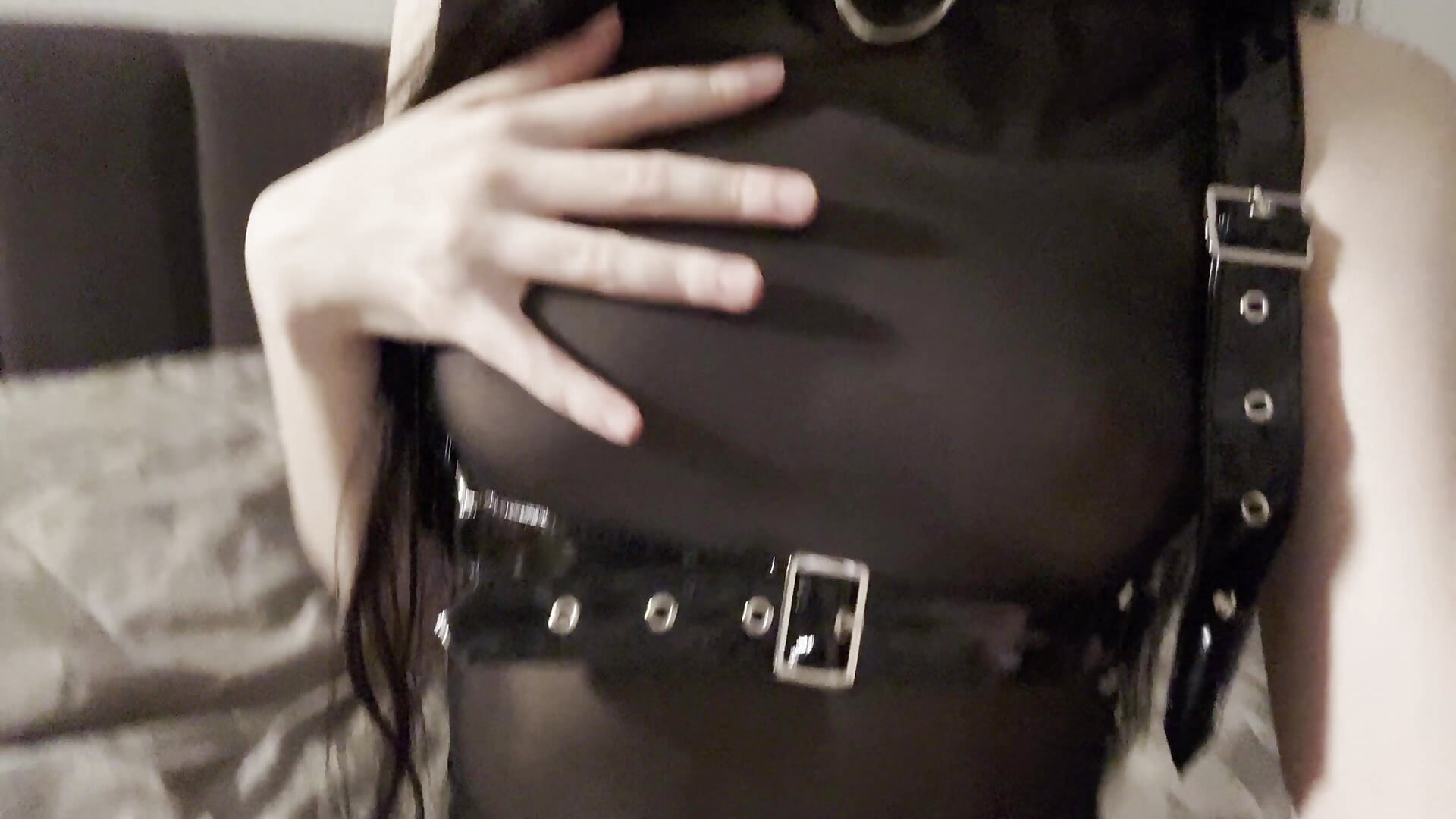 In belts - vídeo de la modelo de cam SaltedCaramely