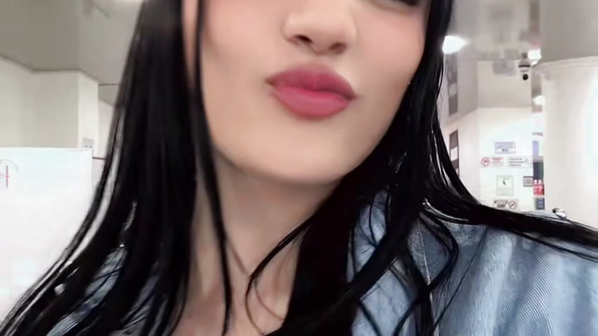 032102b73a6a43b483dbda2b0e8a3ceb - video van Alaia_Blosson cam-model