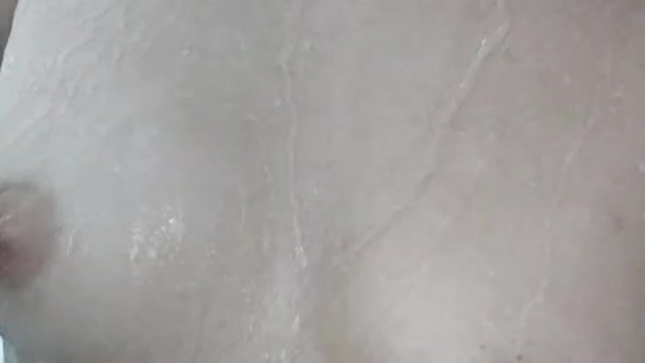 Look how the water runs down my skin👀💦 - video oleh model kamera Gia_Capri