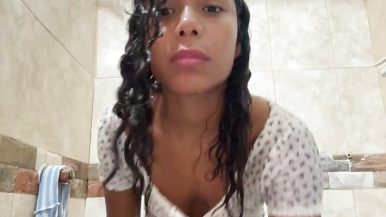 Shower +dance 💦🦋💙 - video di cinnamon_19 modella di cam