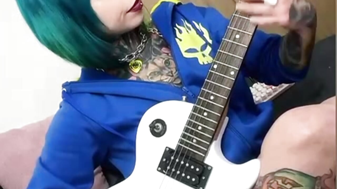 Playing guitar 🤍🩵 - video di shes_creepy modella di cam