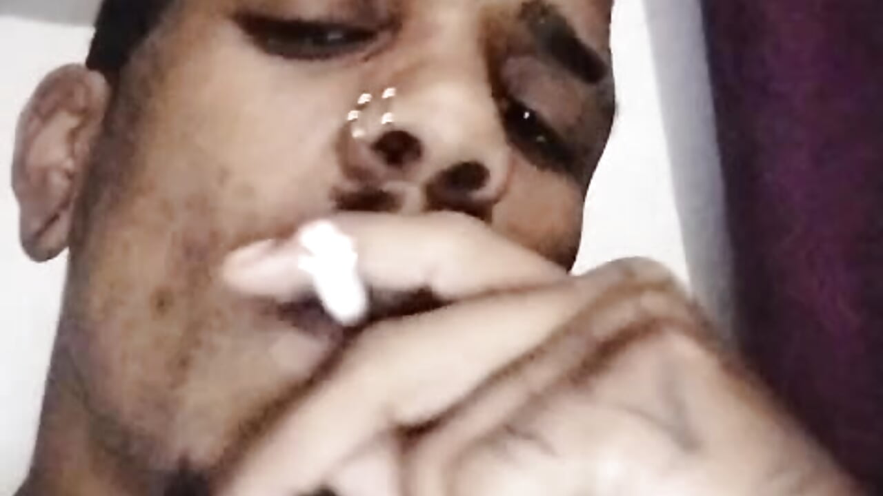 SMOKE 🥵 - video raven__crow kameramallilta