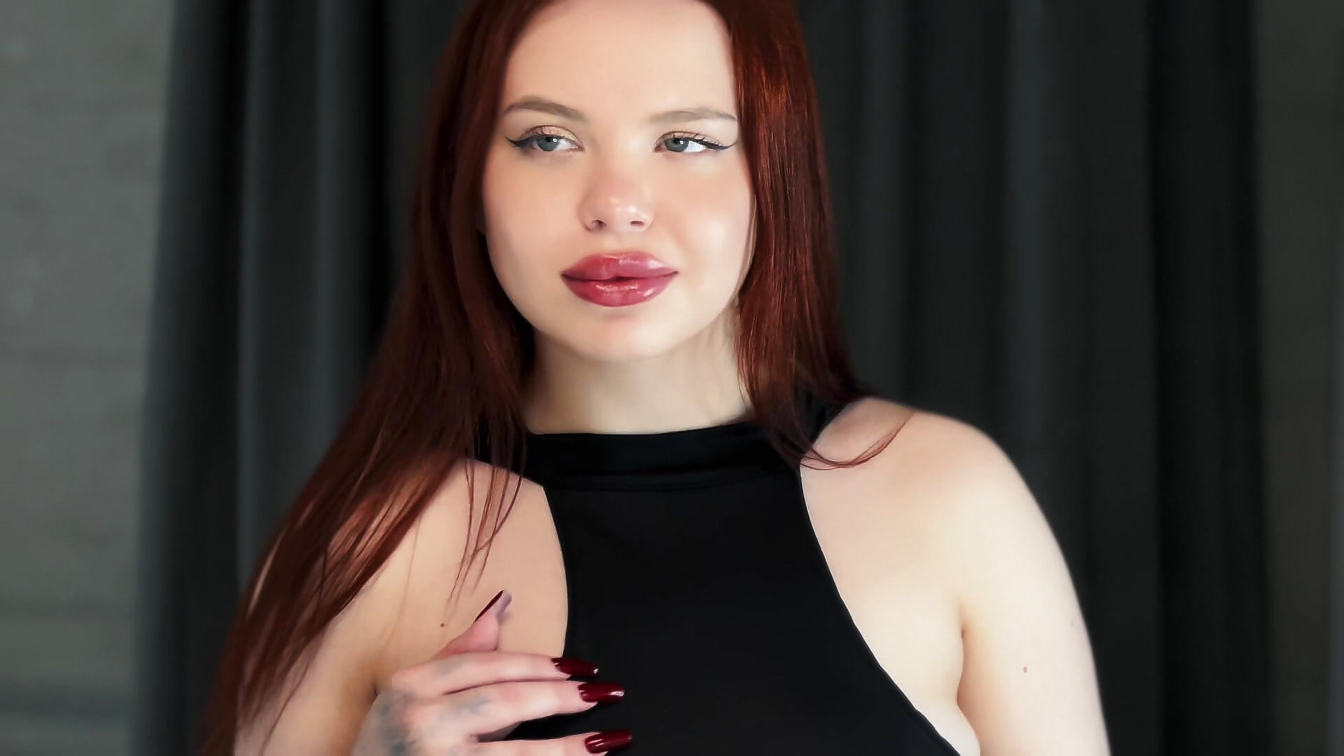 I'm getting ready for work 😏 - video di RedheadQueen_ modella di cam