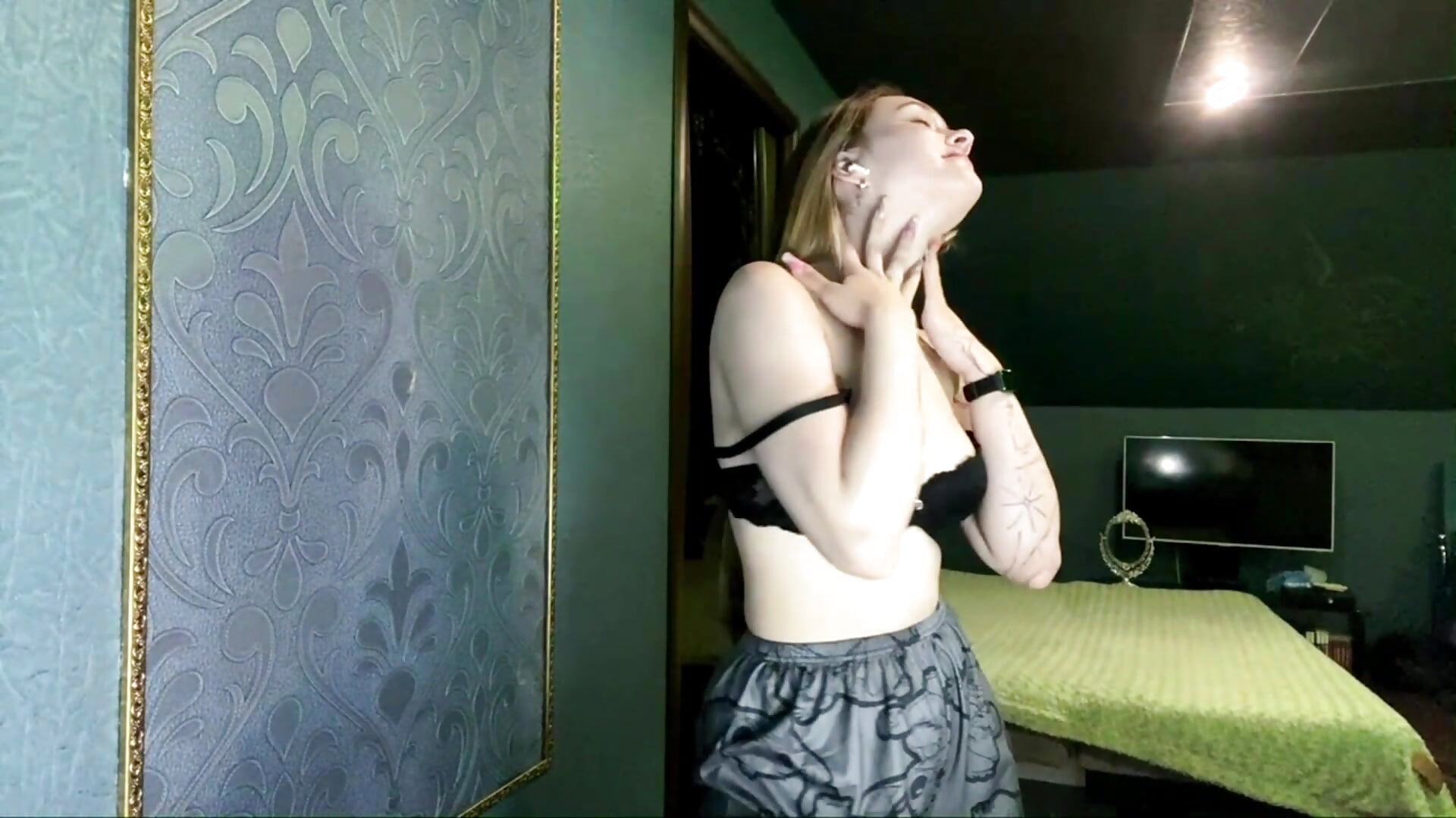 My gaze turns your fantasy into reality. - CarmelaLiebherr主播的视频