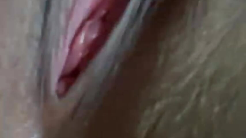omg guys I masturbate in my bed and my mo m almost caught me 😵 - video lia_sucker kameramallilta