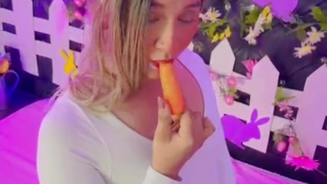 🐰🥕 - video by BellaRoge cam model
