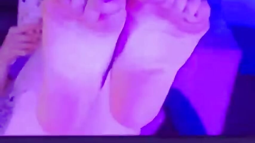 Wanna Kiss My Pretty Feet? 💋👣 - סרטון של kitticam, דוגמן/ית מצלמה