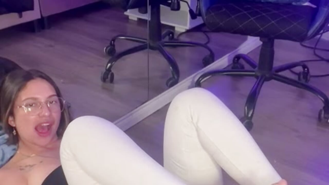 FOOTJOB - video di SweetMelodyyy_ modella di cam