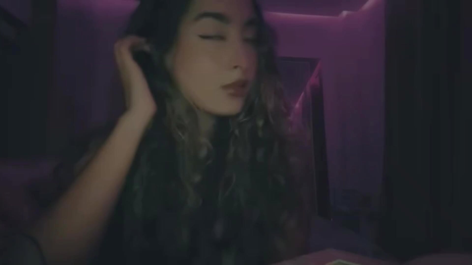 Soft lights, playful nights 🌸💫 - LuzShames adlı kamera modelinin videosu