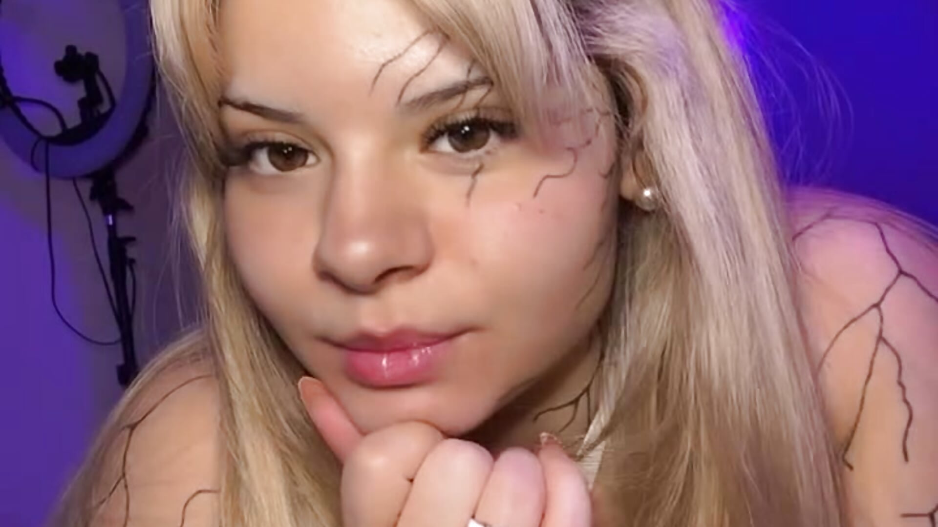 Regard de coquine ? 💜 - vidéo du modèle de showcams Bunny_devil