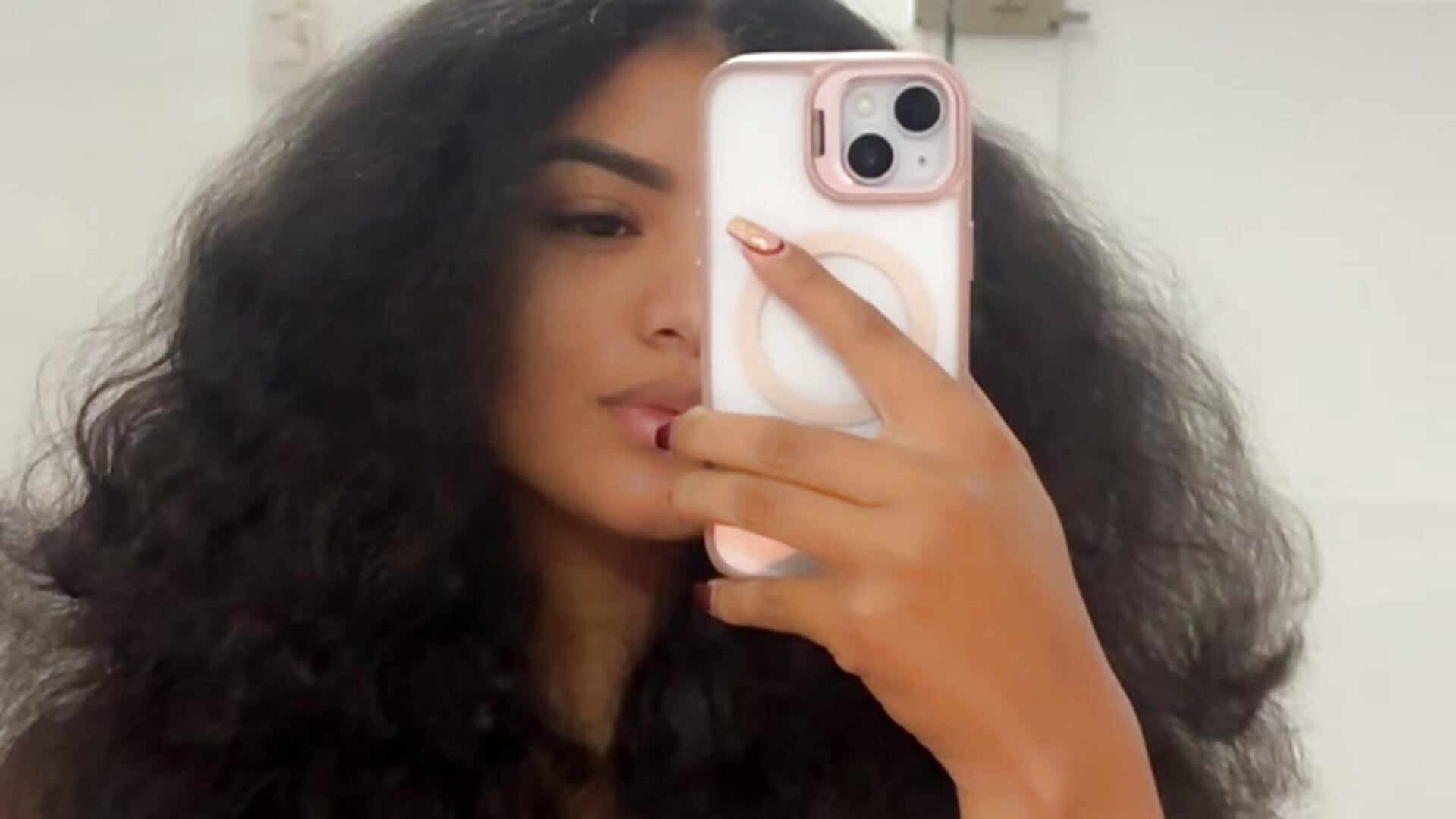 Fun hairy 😂😂😂😂 – video od webkamerové modelky karlymonroe