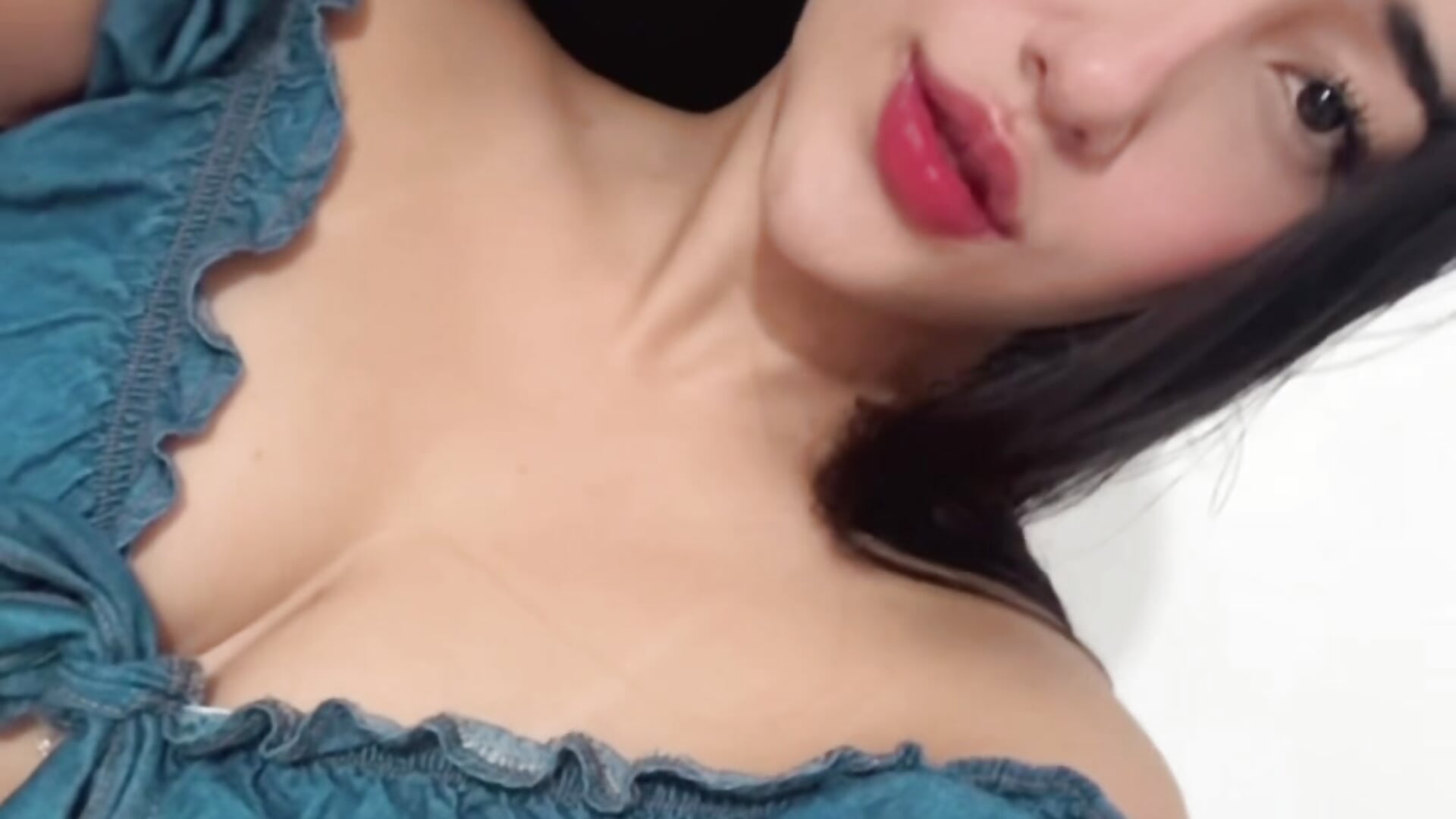 2271C6E6-52D4-4710-AC01-F6AC1E2146C4 - video by isabellaHill2 cam model