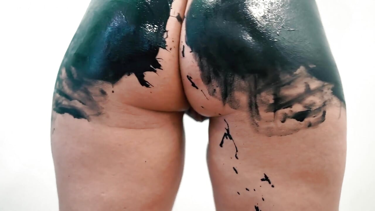 PLAY WITH PAINTING ON MY BODY - відео від вебкаммоделі Ciaarawatson_