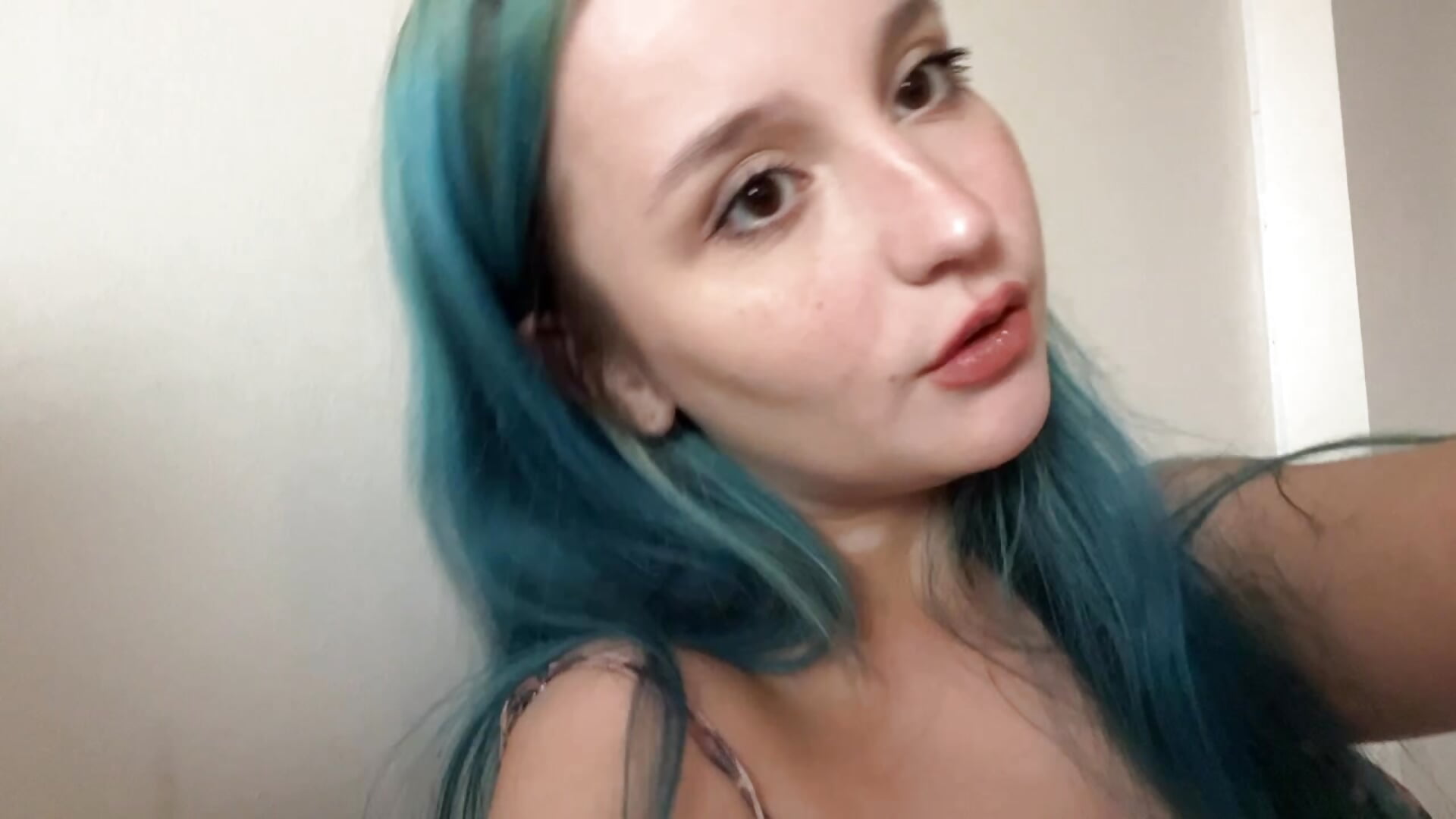 i got long blue hair once lol - Video von emilyy_xoxo Cam-Model