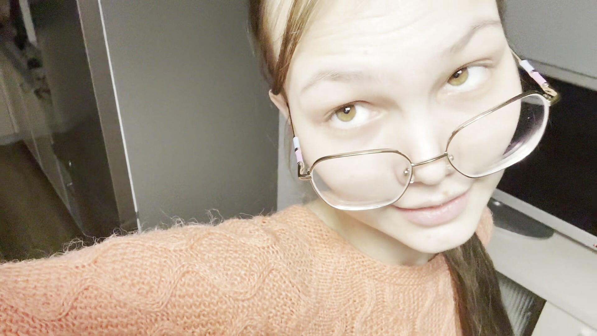 me again - video by DeonKeisker cam model