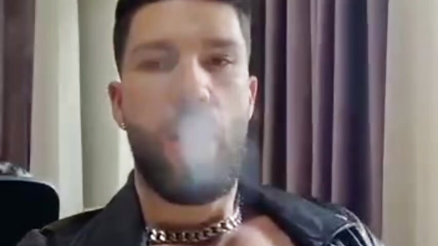 Time to smoke - video di Aryanaian91 modella di cam