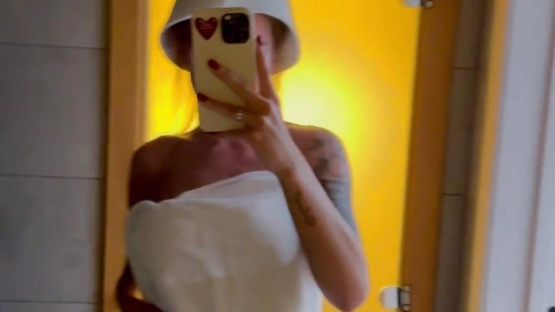 It's hot in the bathhouse ♥ — filmik ValerieBarno, modela(-lki) na kamerkach