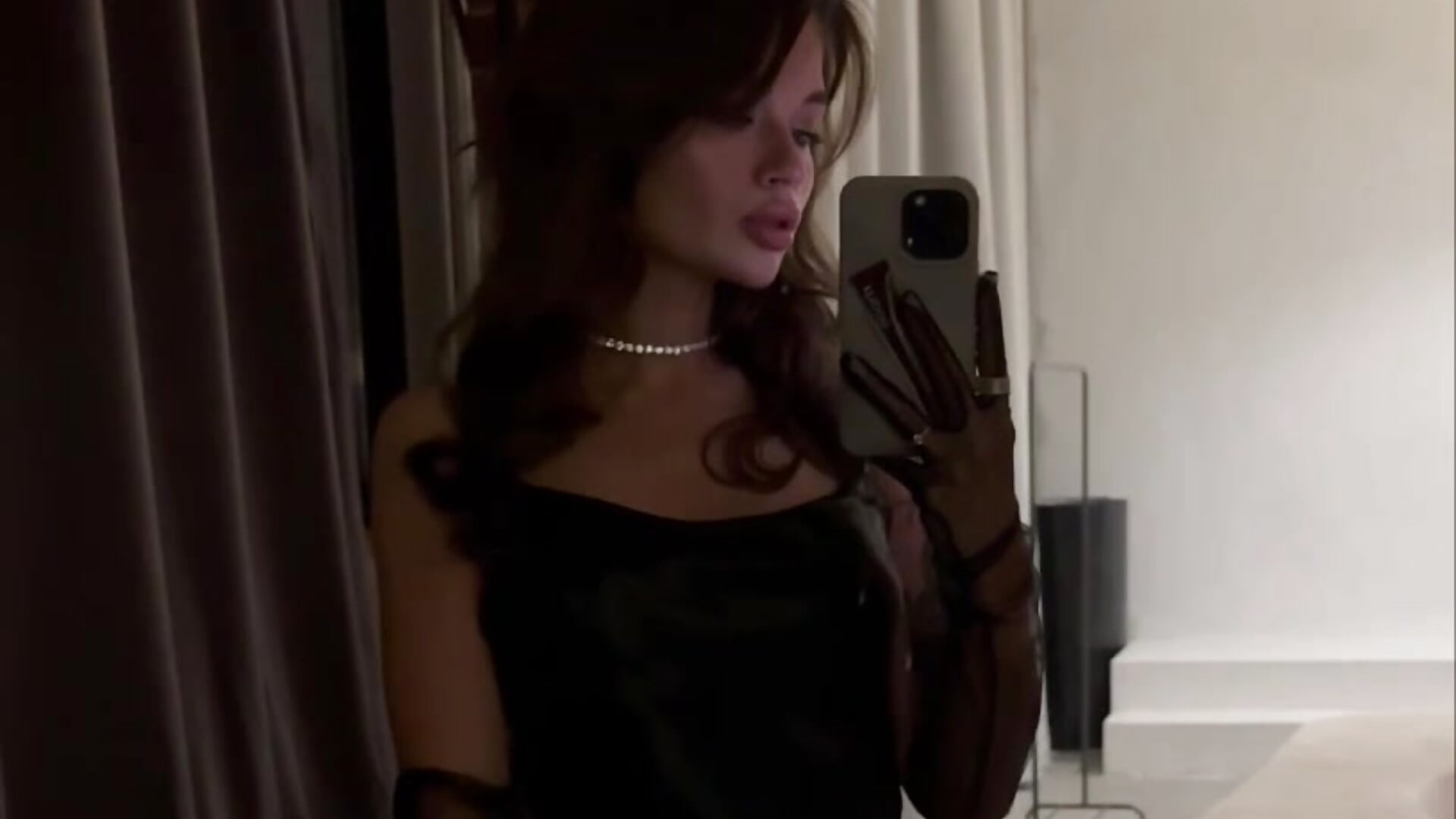 I'm nearby and we take off, bunny — filmik ValerieBarno, modela(-lki) na kamerkach