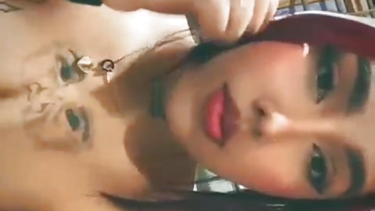 BEAUTIFUL - AmbarrSmithh adlı kamera modelinin videosu