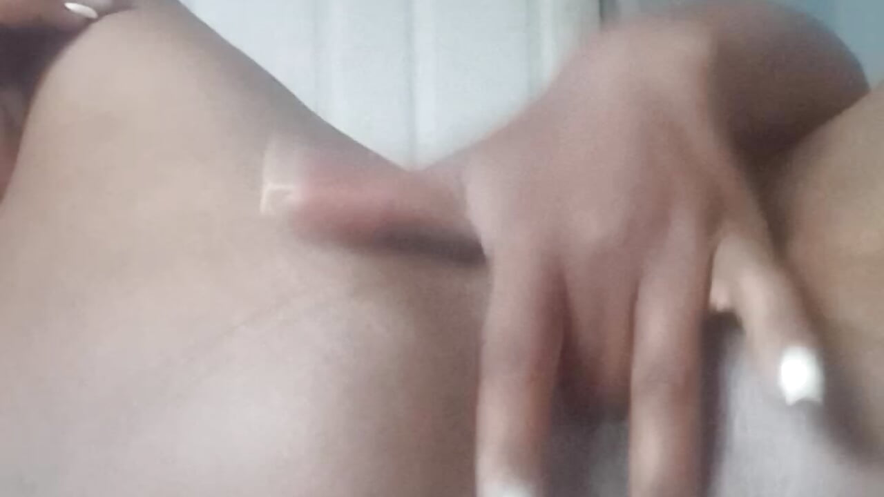Finger in a wrt pusy - video by badbgir cam model