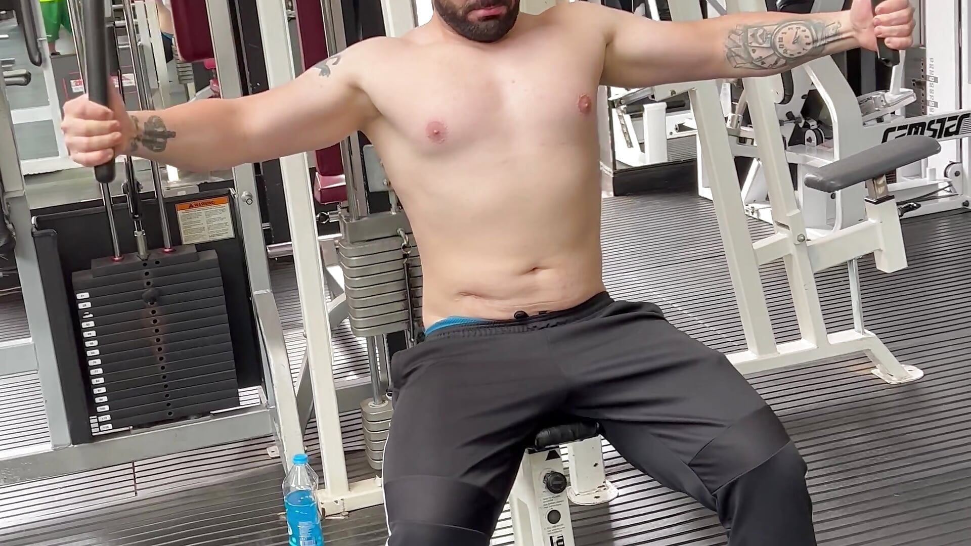 Hot chest training gym - Vídeo de Big-Turkish-guy, modelo de vídeos