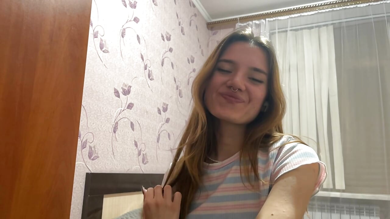 Playing with my hair - video di Lili_Kilian modella di cam