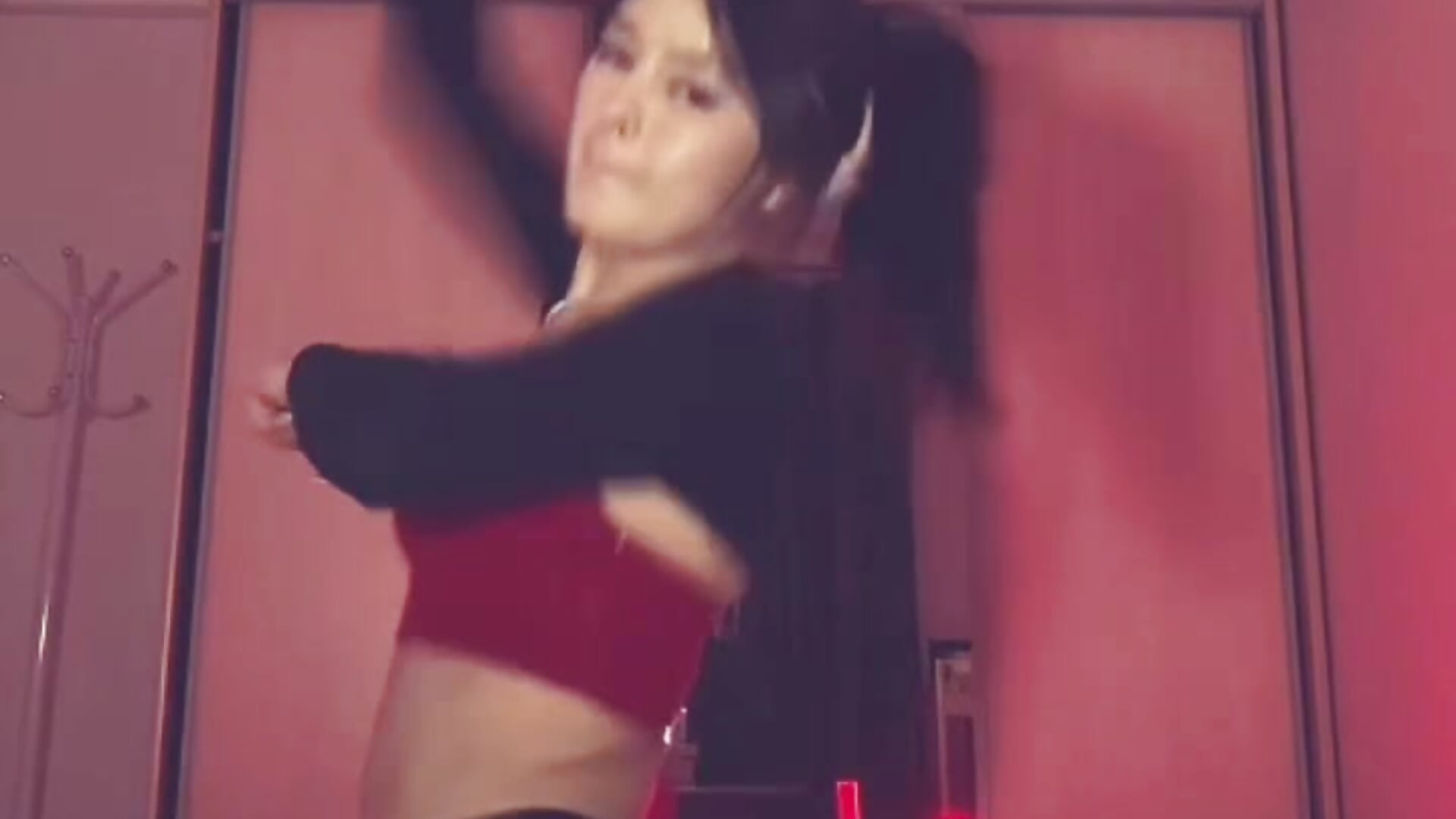 red shorts - video CyberVendeta kameramallilta