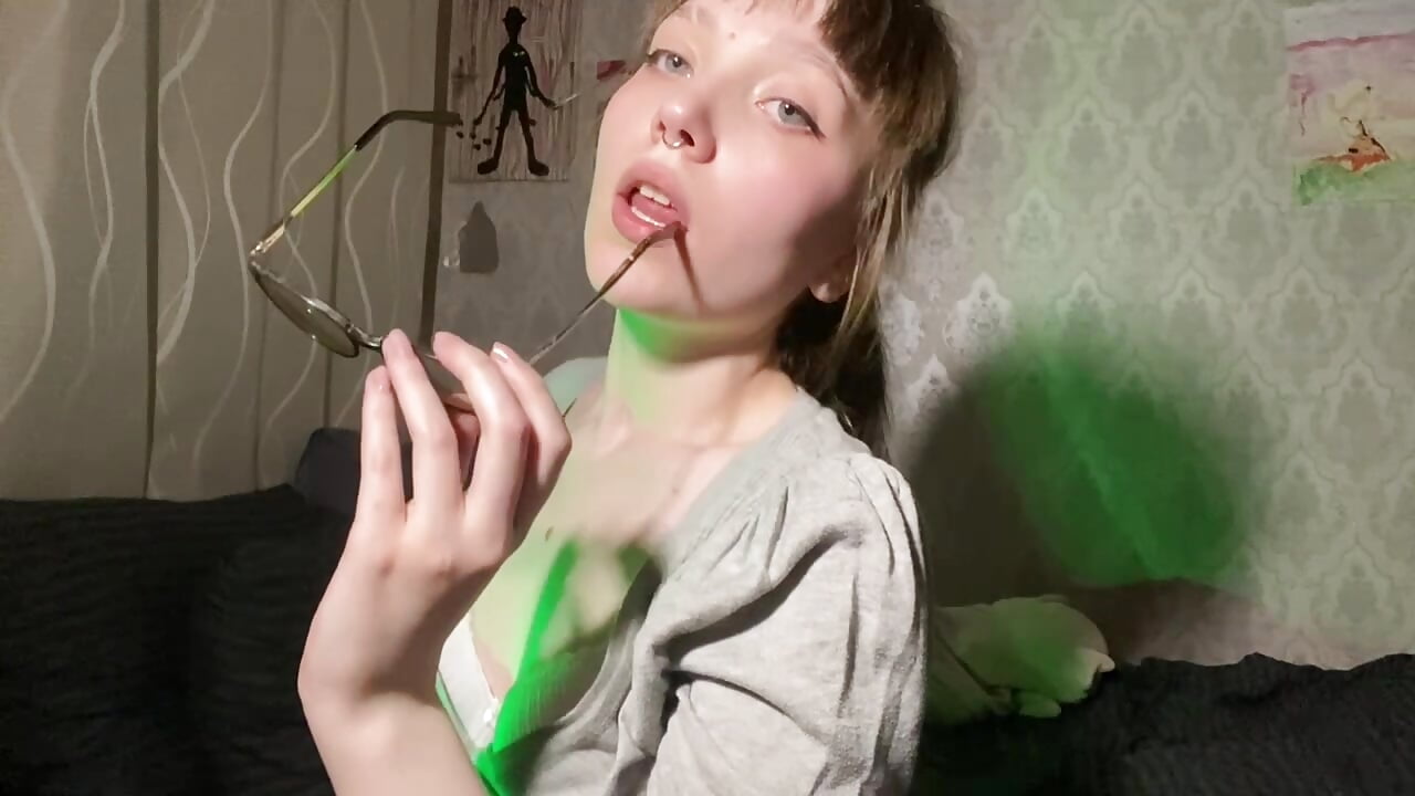 A cute student flirts with you with her eyes - video di RileyNymph modella di cam