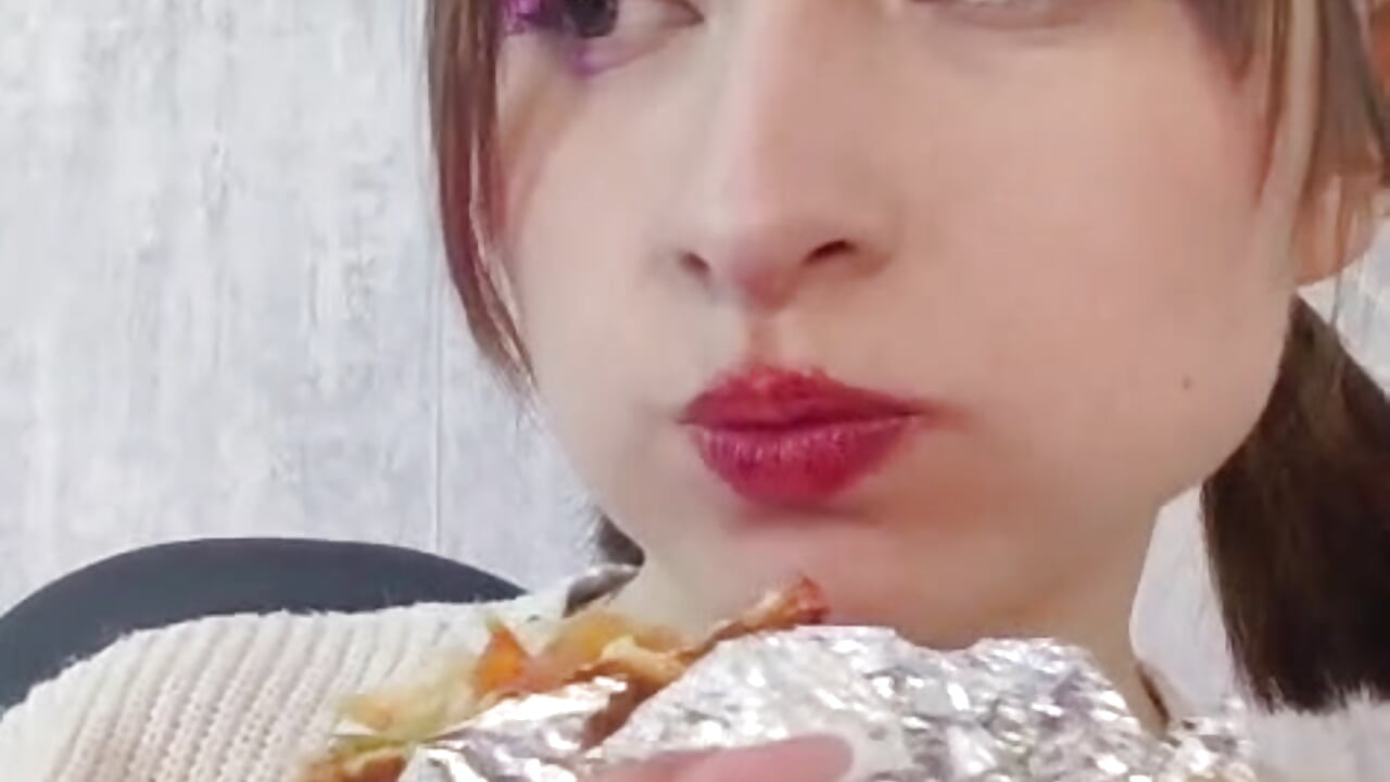 Eat 🥰 - vídeo de la modelo de cam PaoMonoba