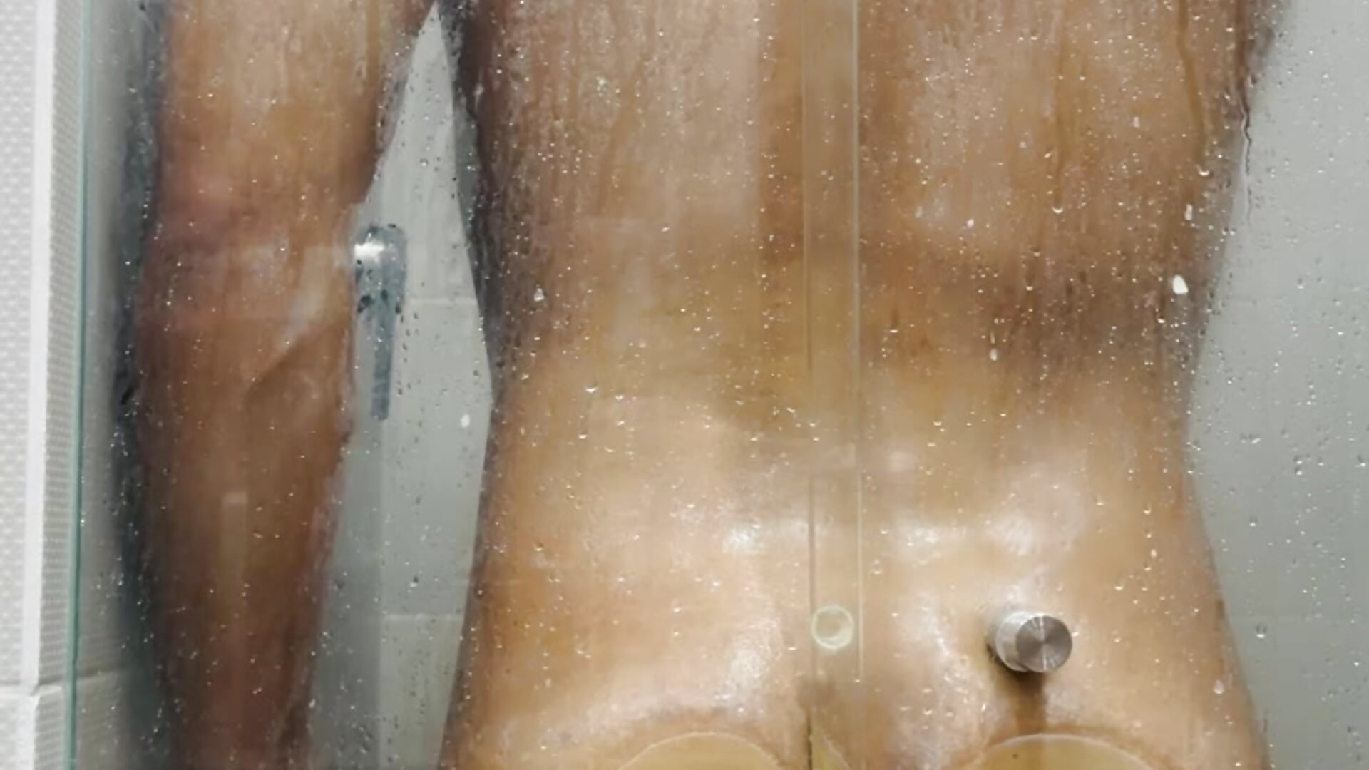 very hot shower – video modela na kameri D_dorman