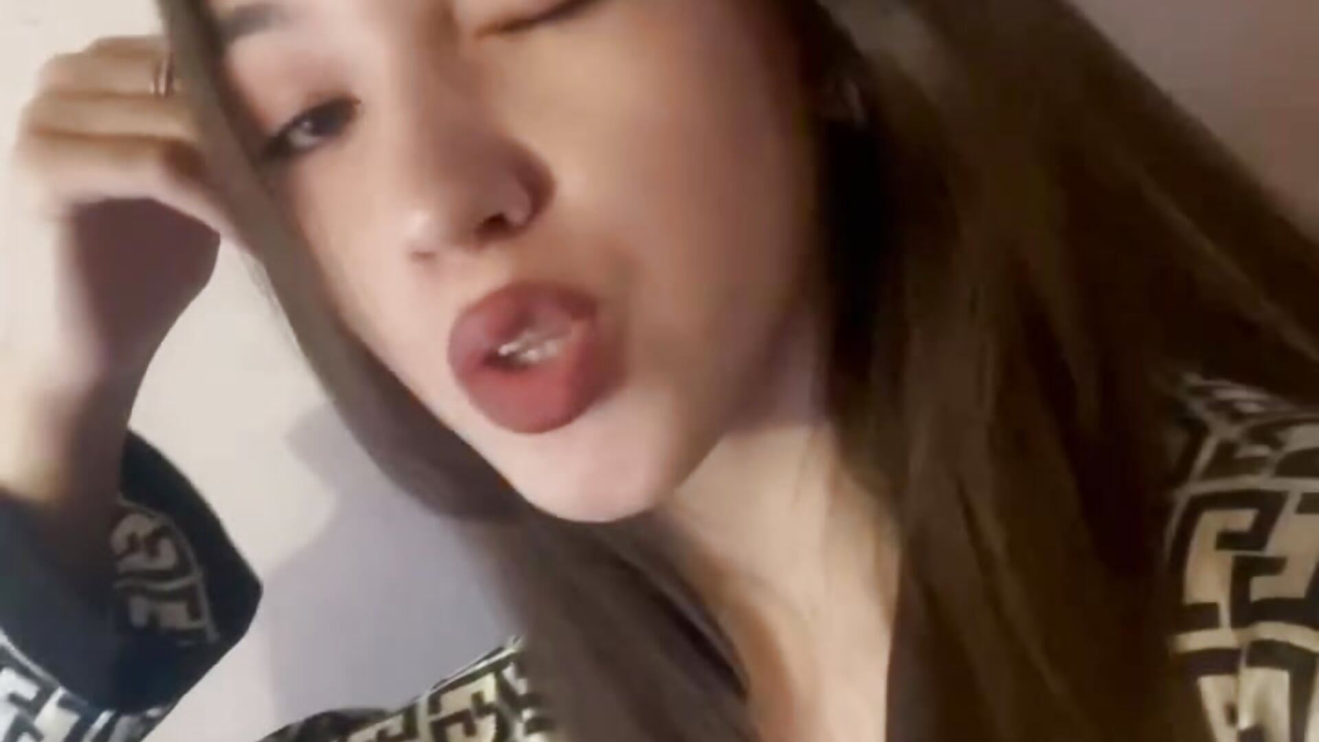 Ellie in a sexy robe - video by GenieDurrah cam model