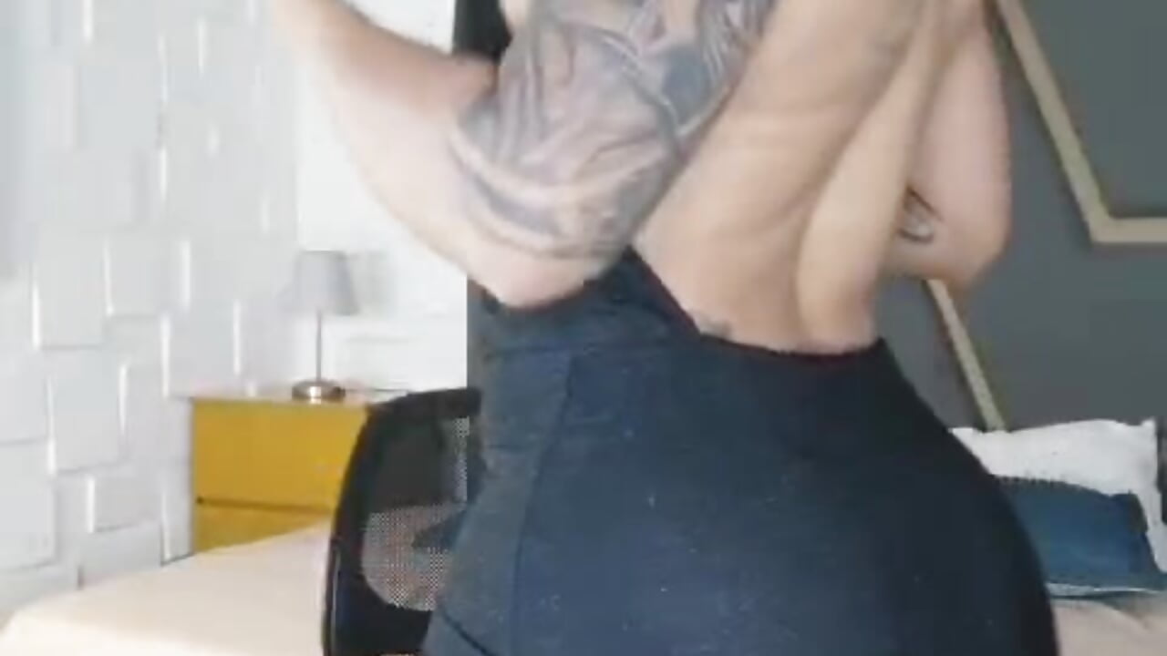 “You are that kind of energy that is not touched… but it marks.” 🌑 - video van Allison_Owenns cam-model